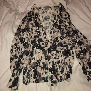 Soft flowery cardigan size M fits more like a S
